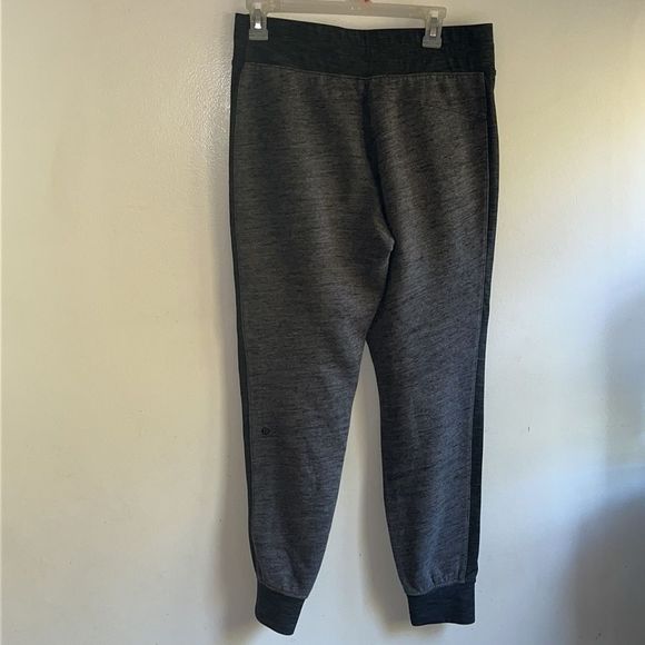 Lululemon two toned gray joggers. Size 8
excellent condition! - Picture 3 of 9